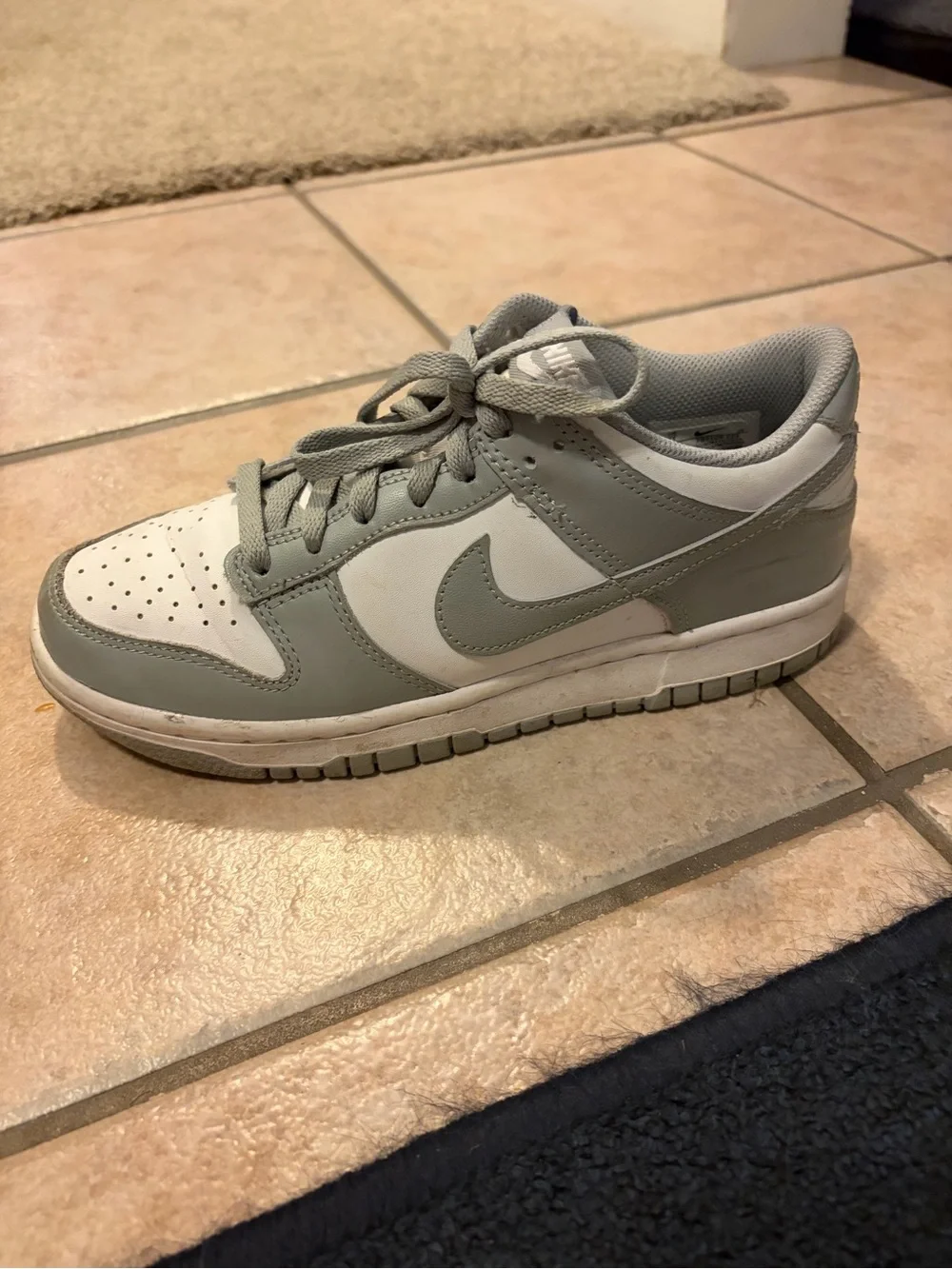 Nike Kids Low-Top Sneakers in Light Grey and White